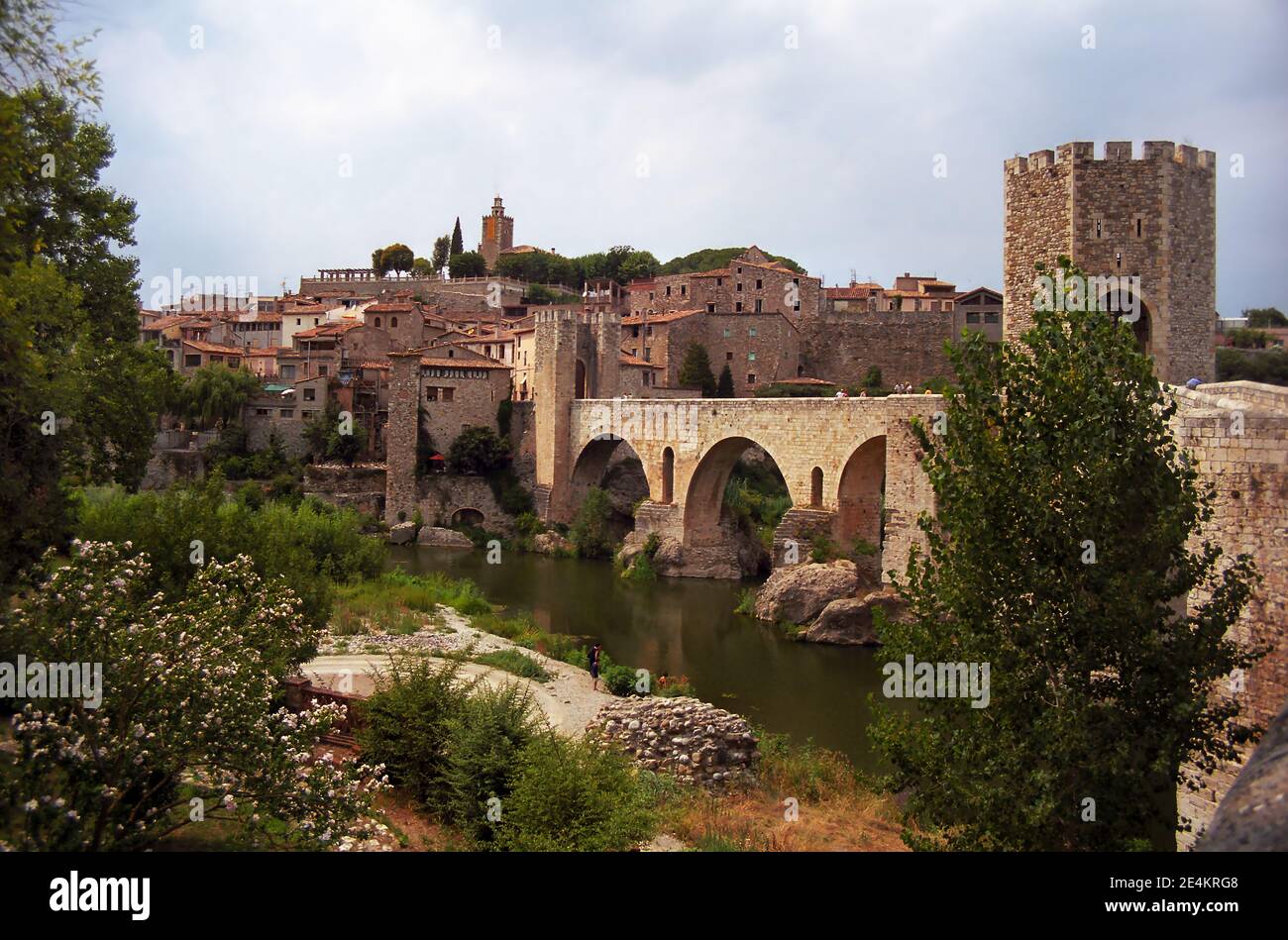 Il ponte fortificato romanico del XII secolo sul fiume Fluvià, Besalú, Catalogna, Spagna Foto Stock