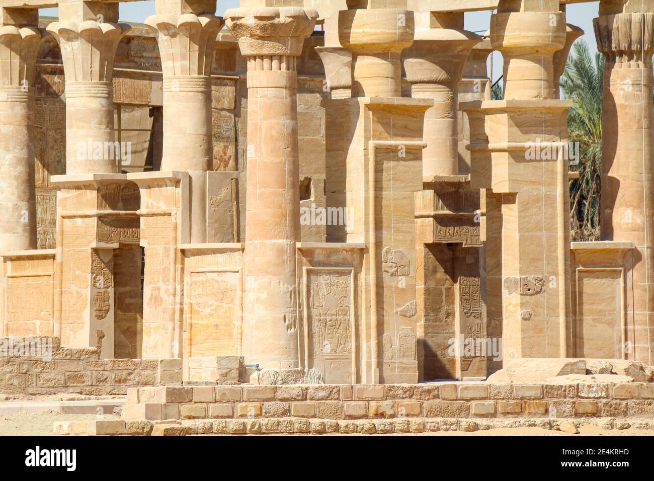 Il tempio Hibis di Kharga, in Egitto, è stato ristrutturato di recente Foto Stock