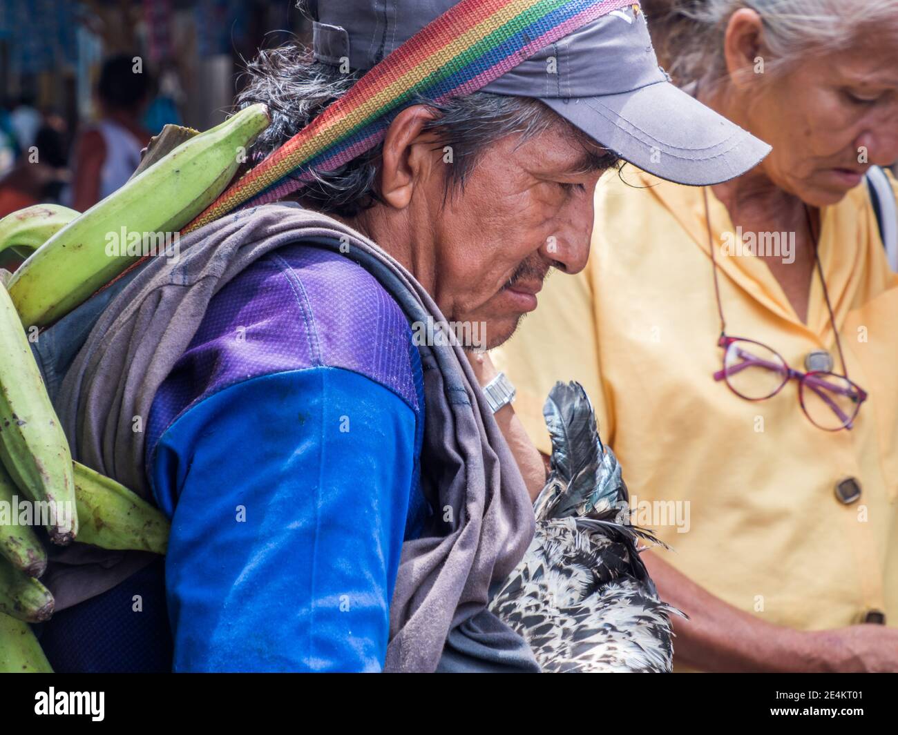 Iquitos, Perù - Dec2019: Ritratto di una donna con una pelle rossa che vende banane e gallina sul bazar Belen (mercato Belén), città di Iquitos sulle rive del Foto Stock