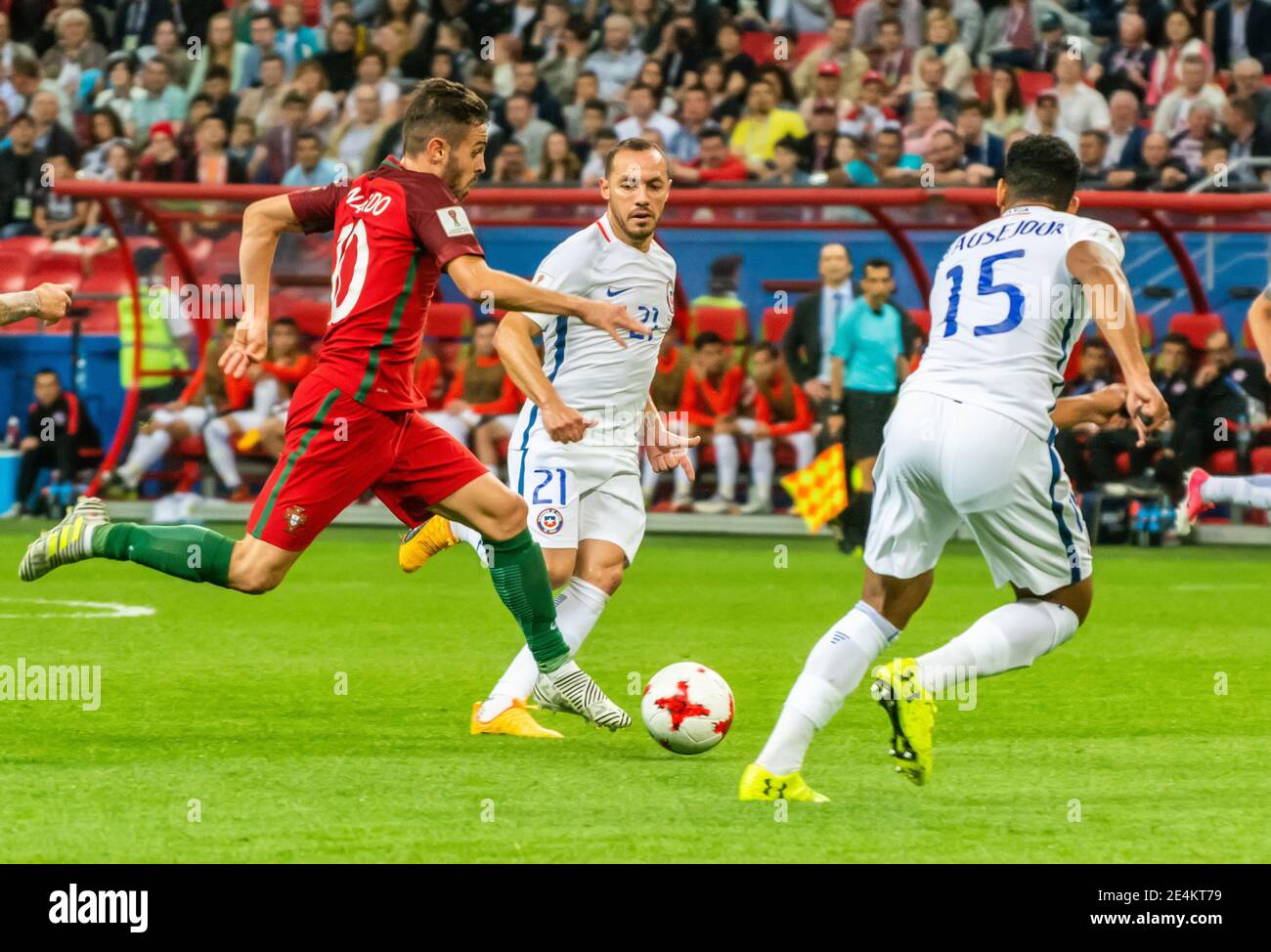 Kazan, Russia – 28 giugno 2017. Nazionale di calcio portoghese centrocampista Bernardo Silva contro i giocatori cileni Jean Beausejour e Marcelo Diaz durante Foto Stock