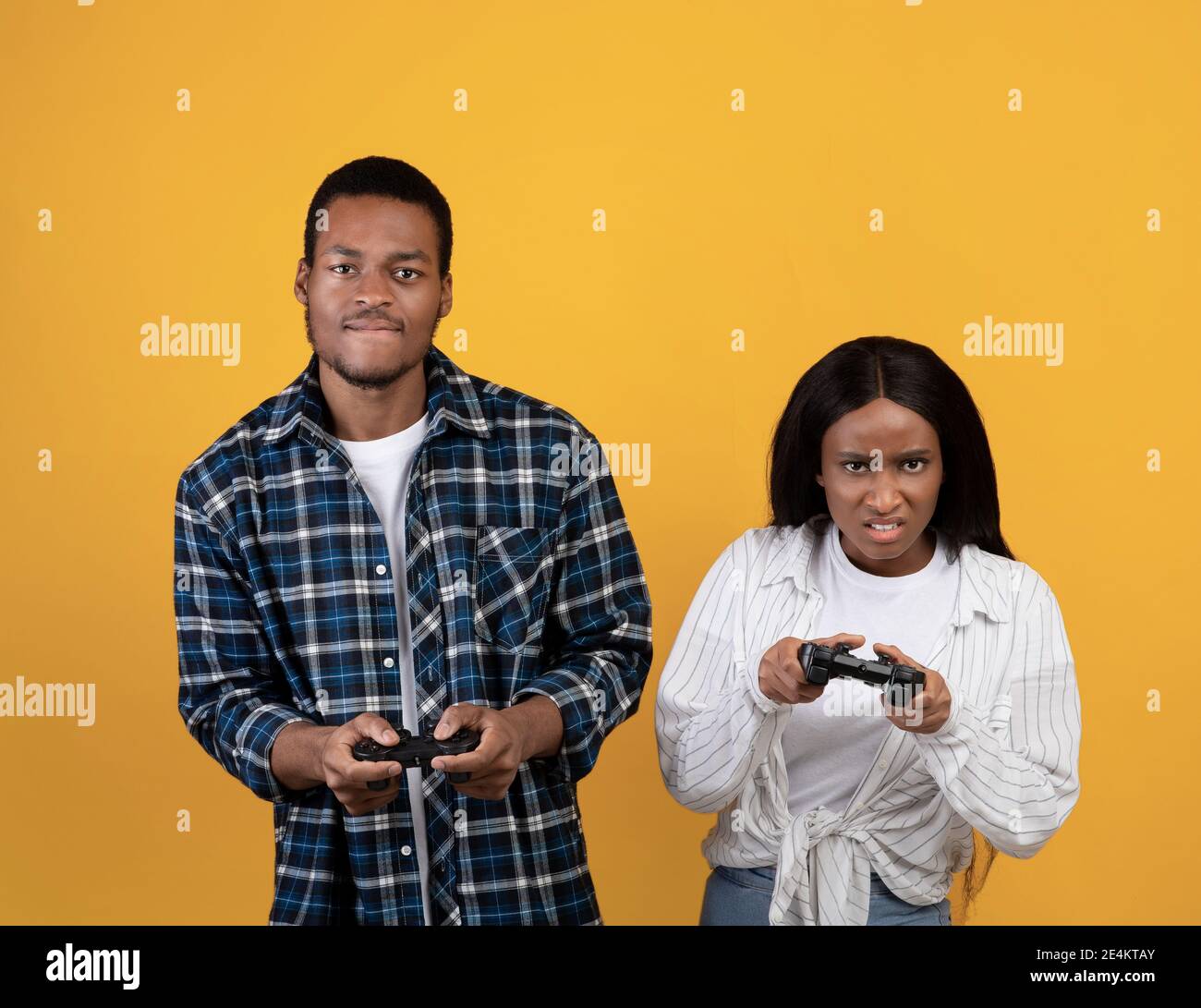 Tense eccitato homelander's afro-americano uomo e donna con gamepad nelle mani che giocano nel gioco Foto Stock