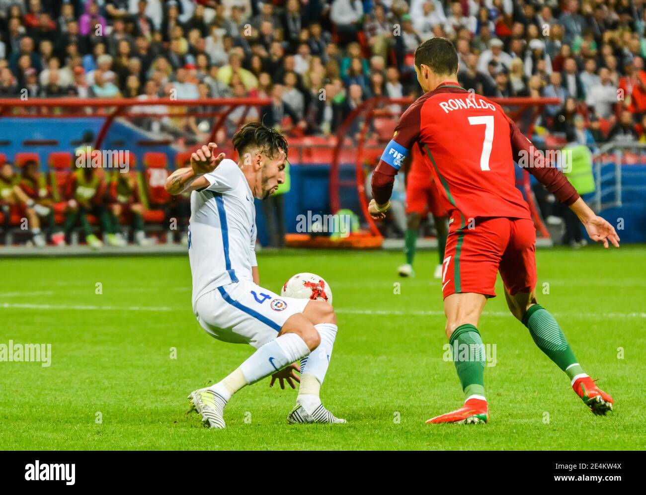 Kazan, Russia – 28 giugno 2017. Il capitano della nazionale di calcio portoghese Cristiano Ronaldo contro il centrocampista cileno Mauricio Isla durante la FIFA Confederat Foto Stock