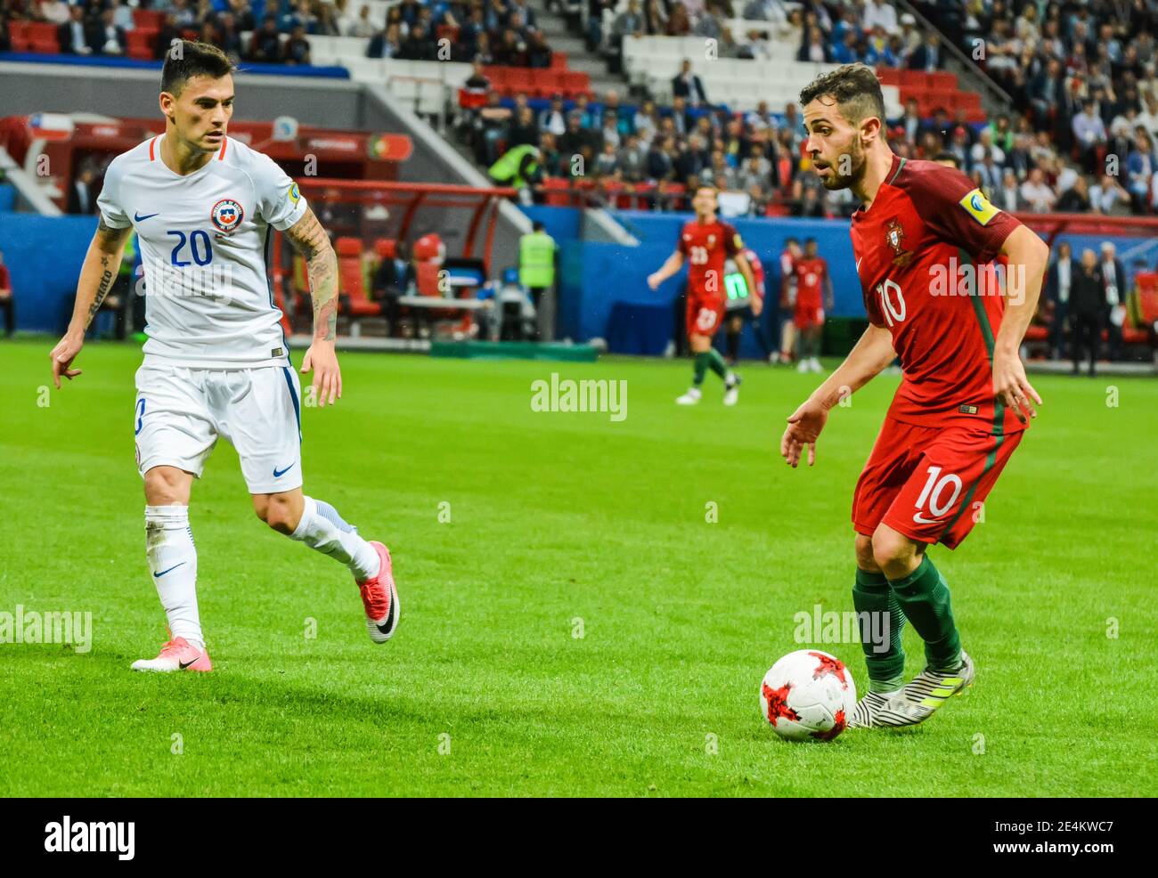 Kazan, Russia – 28 giugno 2017. Il centrocampista portoghese Bernardo Silva contro il giocatore cileno Charles Aranguiz durante la semifinale della FIFA Confederations Cup 2017 Foto Stock