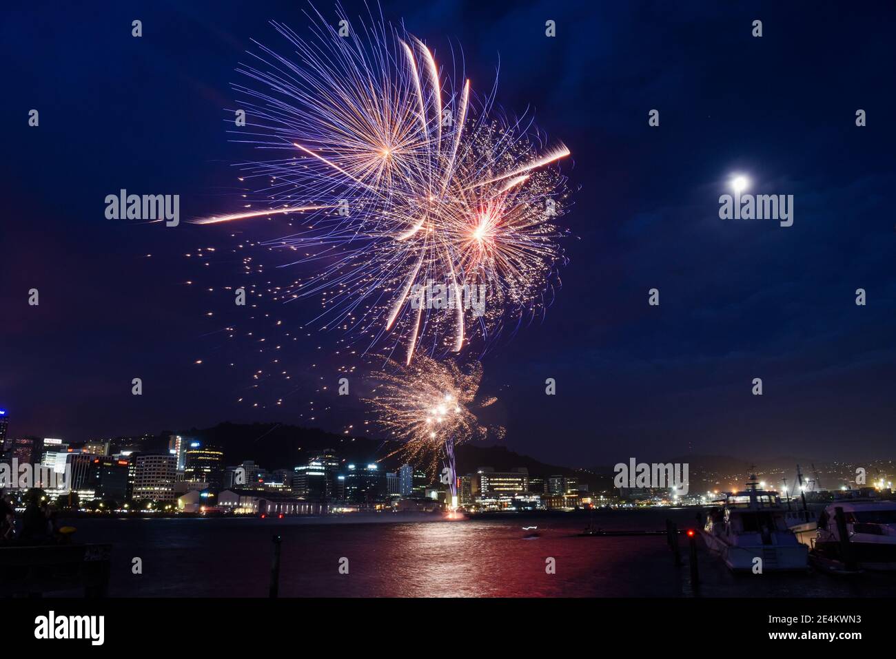 Wellington, Wellington Anniversary Day il 25 gennaio. Wellington Anniversary Day, festa pubblica per le persone che vivono nella capitale. 22 gennaio 1840. Fuochi d'artificio illuminano il cielo notturno di Wellington, capitale della Nuova Zelanda il 24 gennaio 2021 in commemorazione del prossimo Wellington Anniversary Day il 25 gennaio. Wellington Anniversary Day, festa pubblica per le persone che vivono nella capitale, si celebra il lunedì più vicino al 22 gennaio di ogni anno. La festa commemora l'arrivo della prima nave coloni in Nuova Zelanda il 22 gennaio 1840. Credit: Guo Lei/Xinhua/Alamy Live News Foto Stock