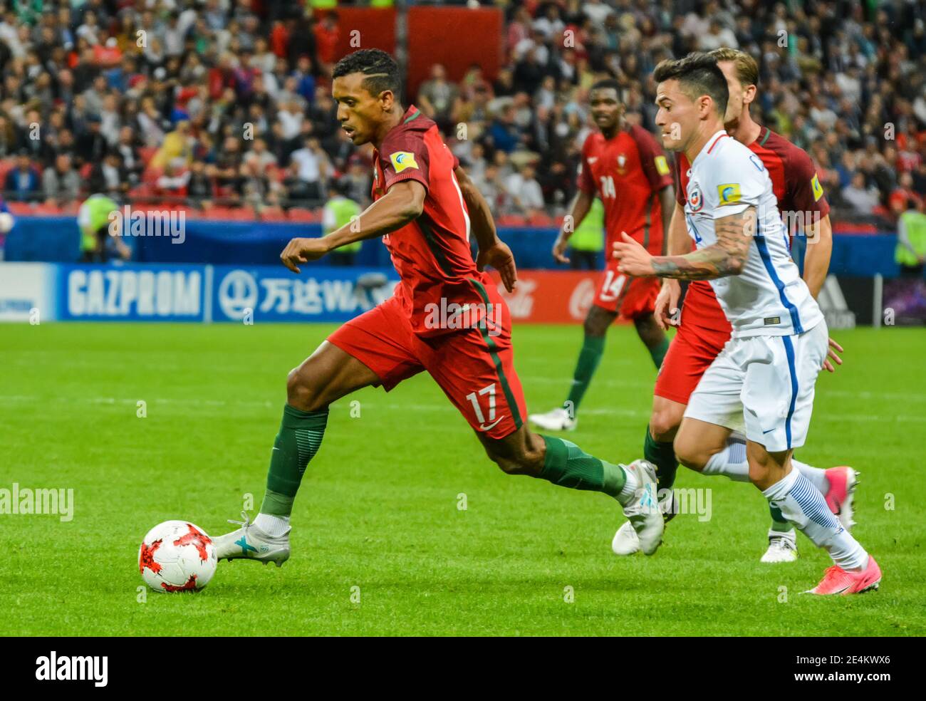 Kazan, Russia – 28 giugno 2017. La nazionale di calcio portoghese ha suonato Nani contro il centrocampista cileno Charles Aranguiz durante la FIFA Confederations Cup 20 Foto Stock