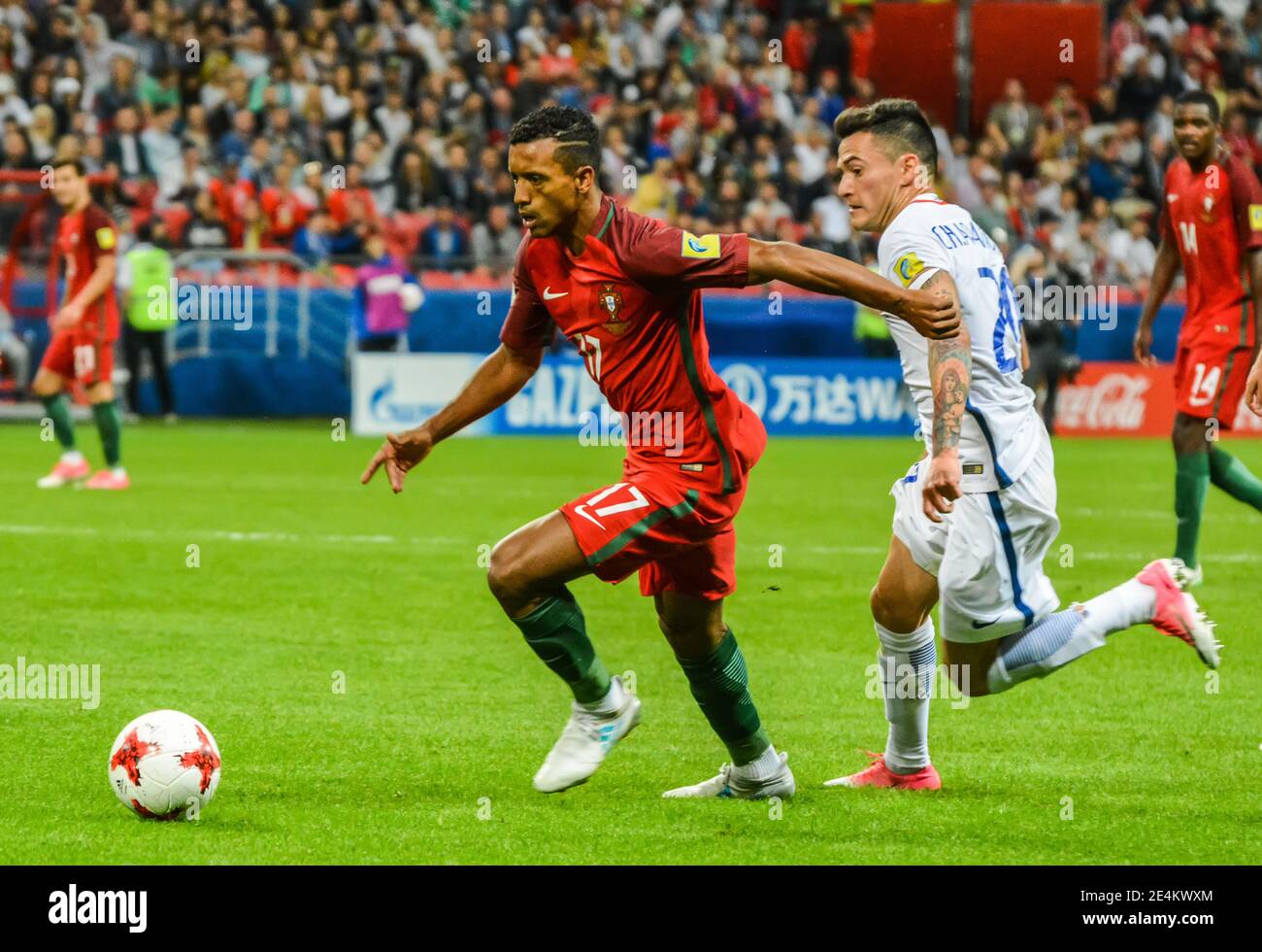 Kazan, Russia – 28 giugno 2017. La nazionale di calcio portoghese ha suonato Nani contro il centrocampista cileno Charles Aranguiz durante la FIFA Confederations Cup 20 Foto Stock