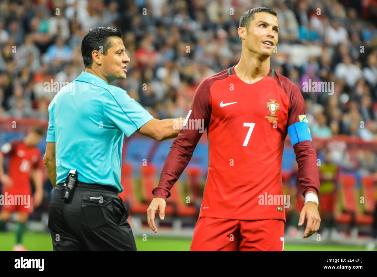 Kazan, Russia – 28 giugno 2017. Il capitano della nazionale di calcio portoghese Cristiano Ronaldo e l'arbitro iraniano Alireza Faghani durante la Confederazione FIFA Foto Stock