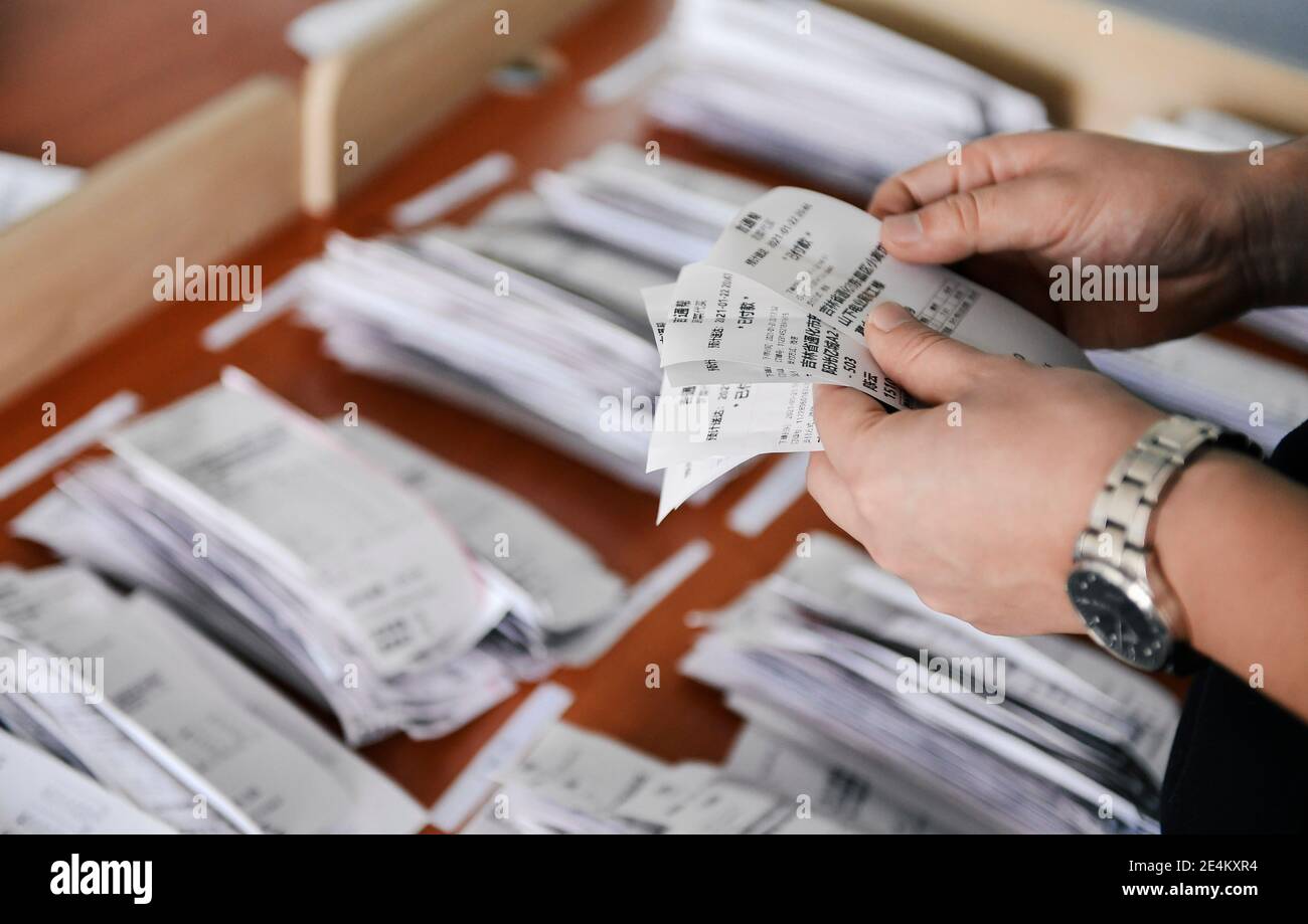 (210124) -- TONGHUA, 24 gennaio 2021 (Xinhua) -- UN membro dello staff di una piattaforma di servizi logistici online ordina gli ordini di consegna a Tonghua, nella provincia di Jilin, nel nord-est della Cina, 24 gennaio 2021. Le autorità di Tonghua hanno migliorato la catena di approvvigionamento della città a seguito di lamentele di fornitura intempestiva e insufficiente di beni di consumo quotidiano per meglio soddisfare le esigenze delle famiglie in una situazione di pandemia COVID-19 in corso. (Xinhua/Xu Chang) Foto Stock