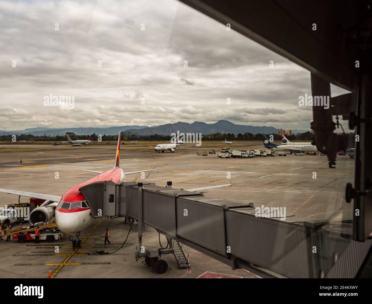 Bogota, Colombia - Settembre, 2019: Aereo della compagnia aerea Avianca e di altri aerei all'aeroporto di Bogotà. Vista sulle montagne intorno all'aeroporto internazionale El Dorado Foto Stock