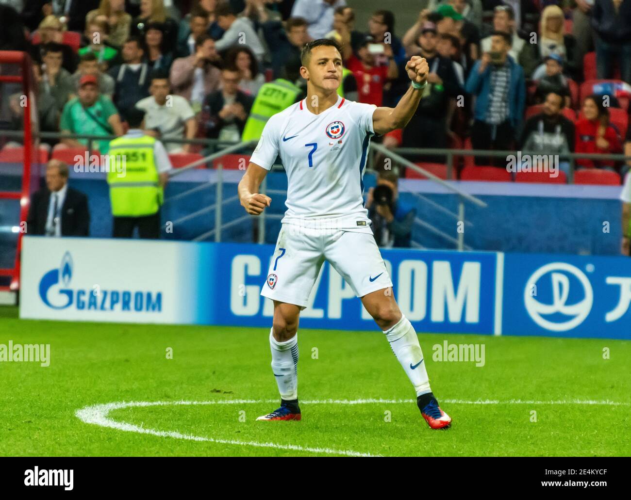 Kazan, Russia – 28 giugno 2017. Attaccante nazionale cileno della squadra di calcio che celebra un gol durante la sparatoria di penalità della semi-finale a della Coppa delle confederazioni FIFA Foto Stock