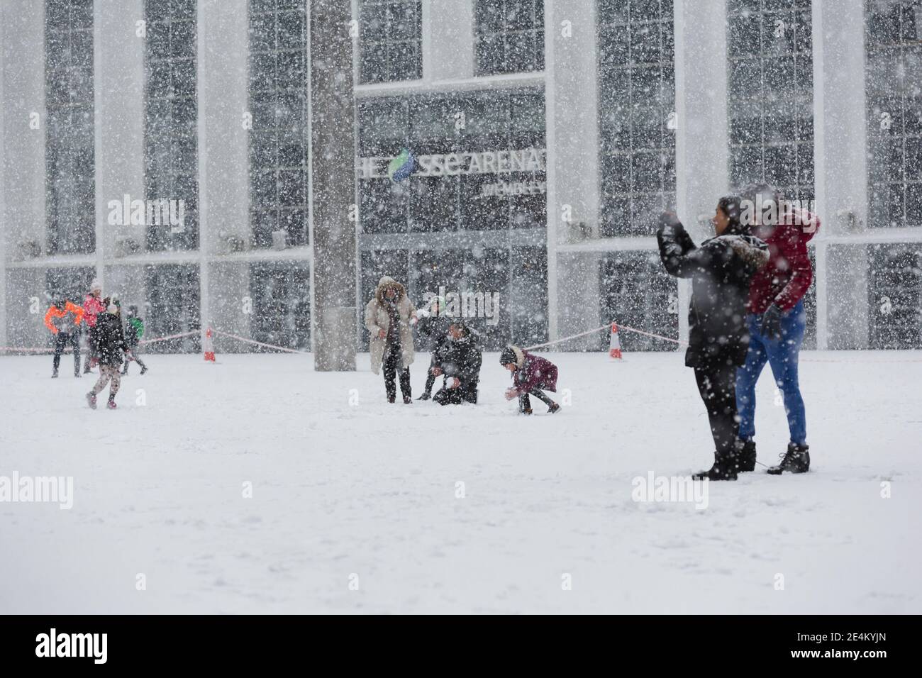 Meteo Regno Unito, Wembley Park, Regno Unito. 24 gennaio 2021. I residenti di Wembley Park hanno ritratto di godersi la neve in Arena Square, di fronte alla SSE Arena, Wembley, mentre la domenica mattina porta a Londra la sua prima nevicata dell'anno. Amanda Rose/Alamy Live News Foto Stock