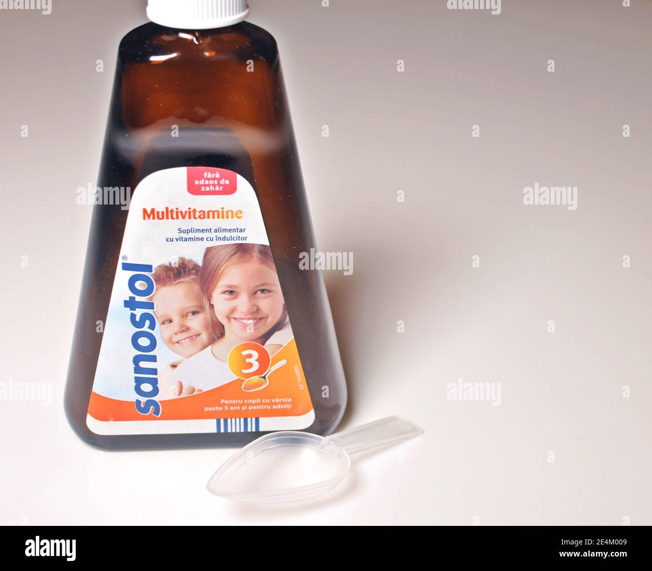 Le vitamine integrano lo sciroppo per bambini e adulti in una bottiglia di vetro marrone. Vista frontale, copia testo. Concetto di salute medica. Foto Stock