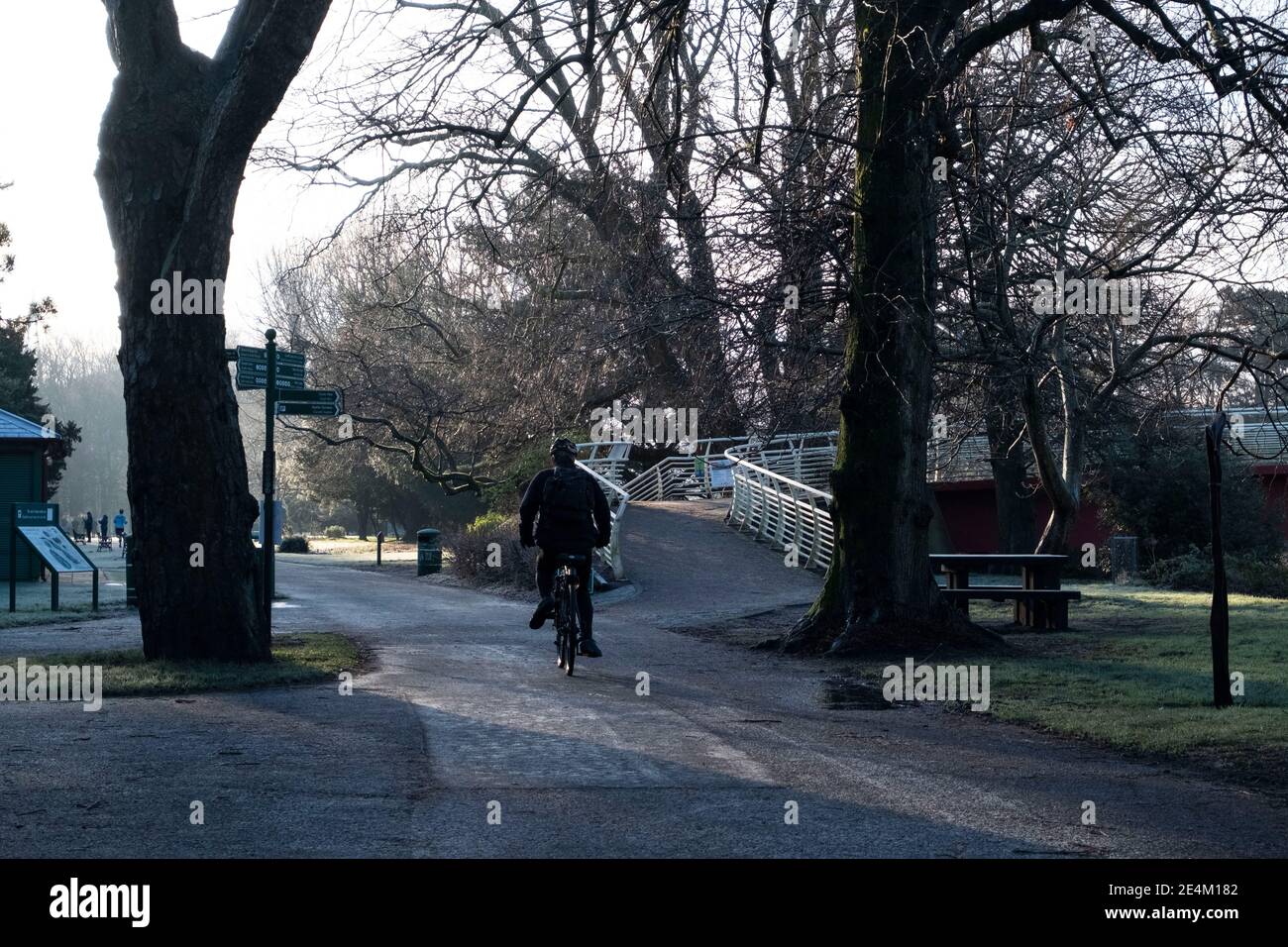 Cardiff, Galles. 23 gennaio 2021. Regno Unito Meteo, Cardiff e l'area circostante all'alba, un giorno prima della prevista caduta di neve. Foto Stock