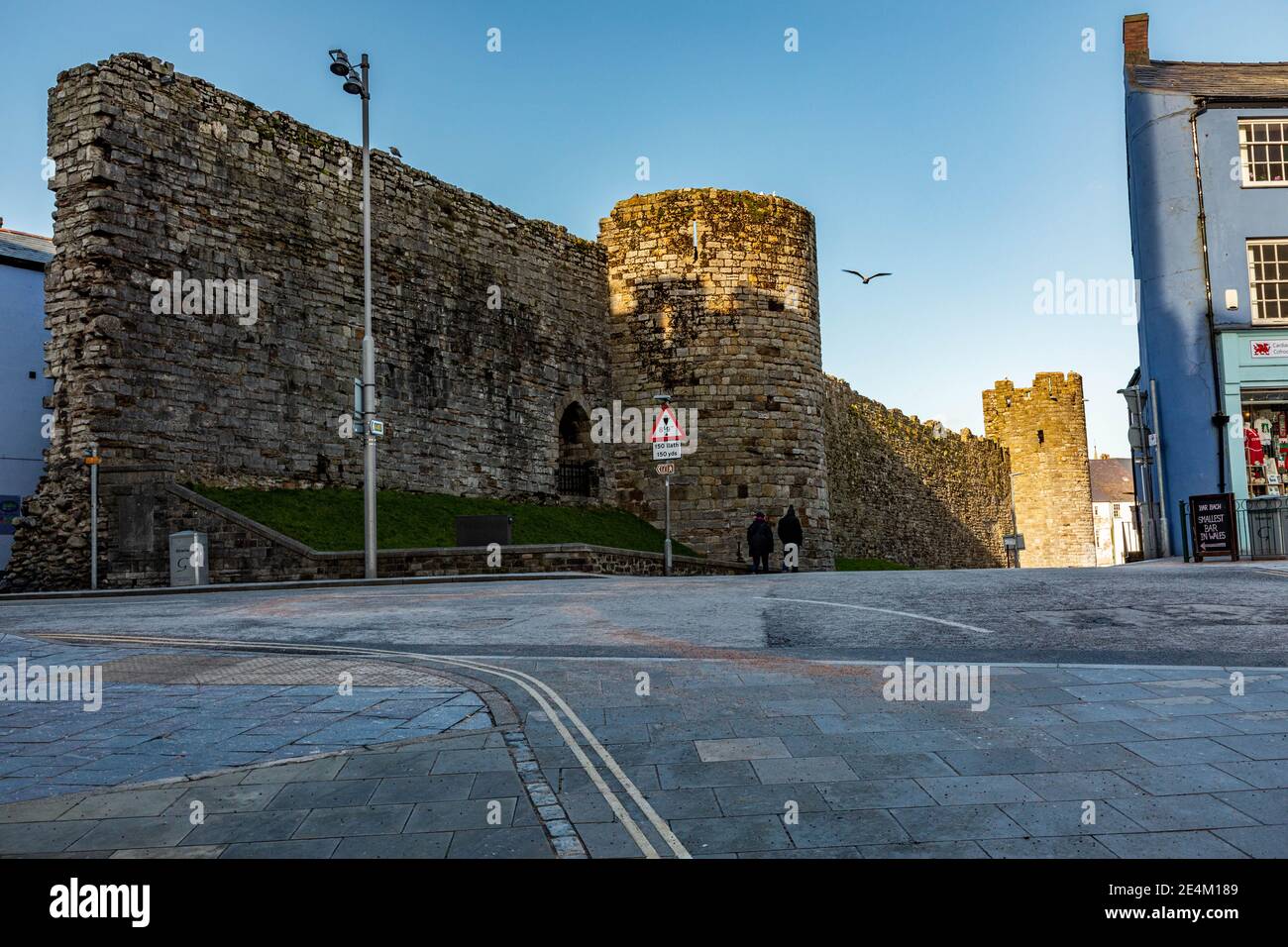 Caernarfon mura medievali della città Foto Stock