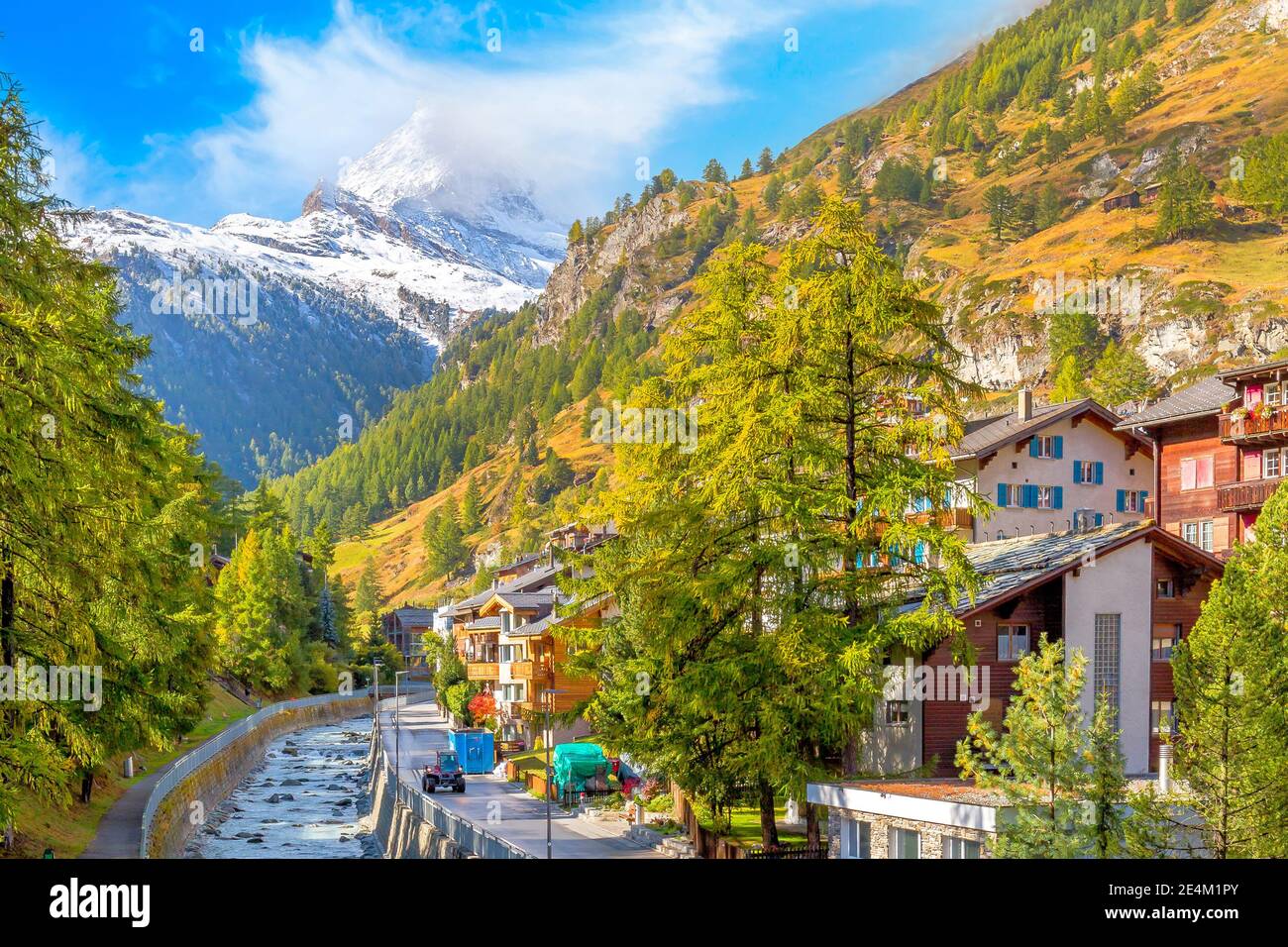 Zermatt, Svizzera vista strada nella famosa località sciistica Alpi svizzere, fiume, neve Cervino Foto Stock