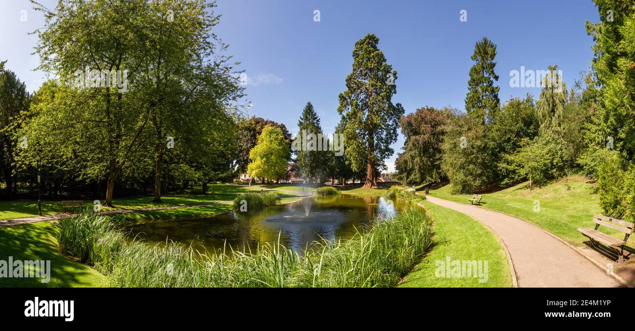 Vista panoramica dello stagno in Tring Memorial Gardens, Tring, Hertfordshire, Regno Unito. Foto Stock