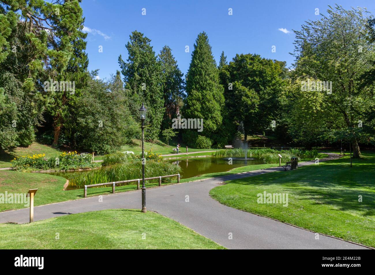 Vista generale verso lo stagno in Tring Memorial Gardens, Tring, Hertfordshire, Regno Unito. Foto Stock