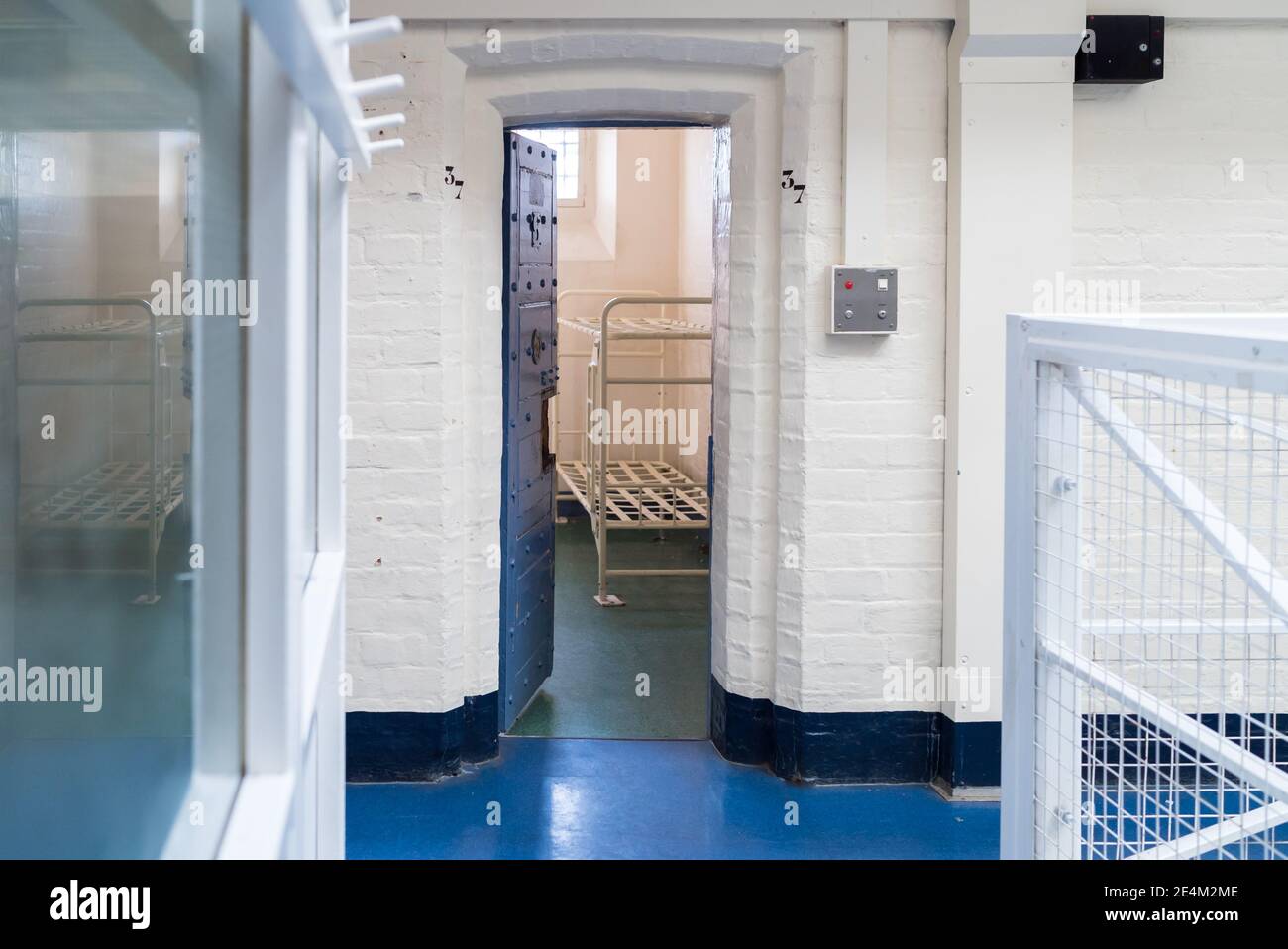 Guardando nella cella di prigione che atterra in carcere vittoriano inglese britannico casa letto in camera di chiusura in alto sicurezza camera derelict Vecchia nuova categoria A B C. Foto Stock