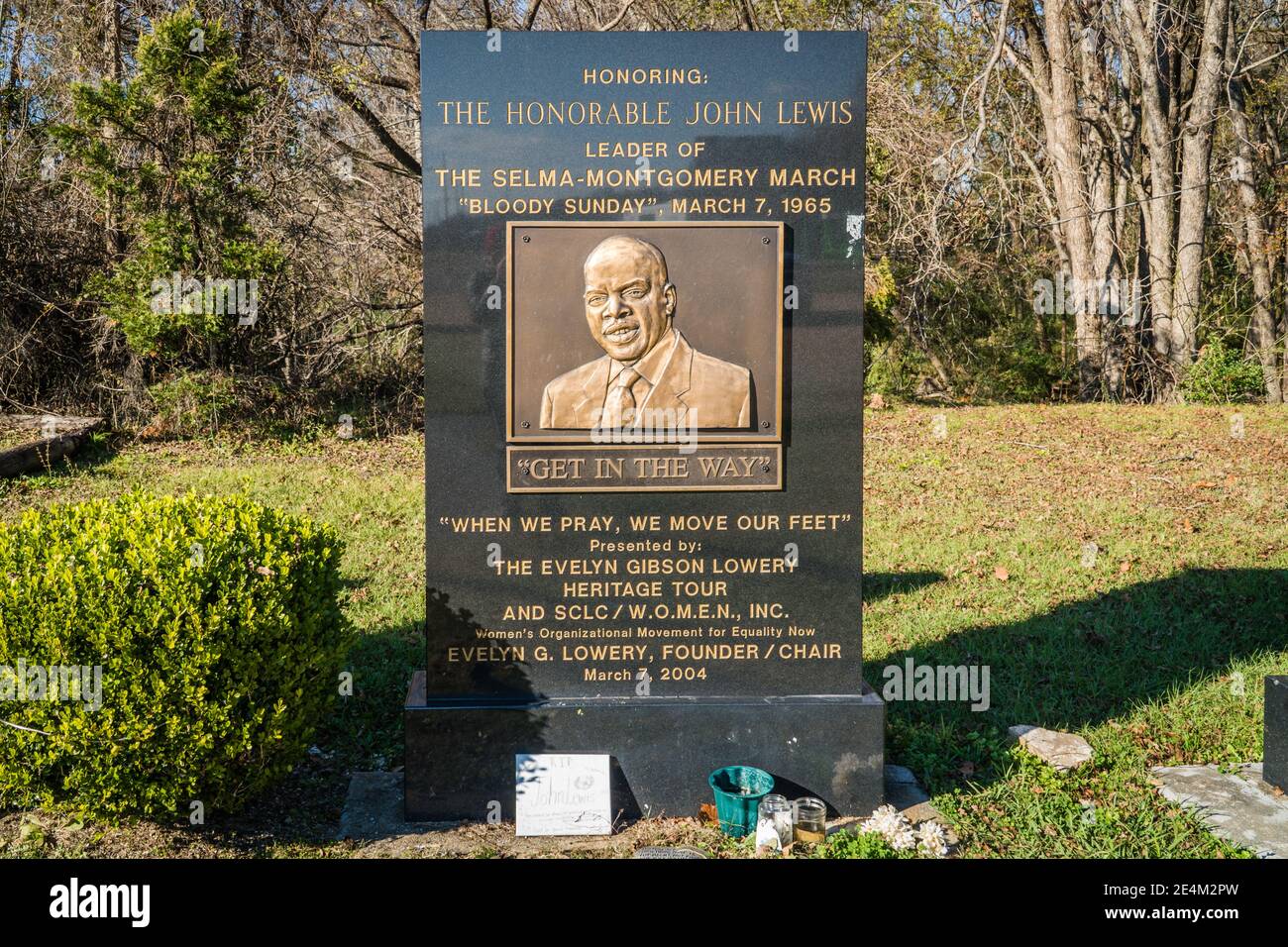 Monumento in onore del leader dei diritti civili John Lewis, che ha marciato da Montgomery a Selma, Alabam, insieme al Dr. Martin Luther King, Jr. Nel 1965. Foto Stock