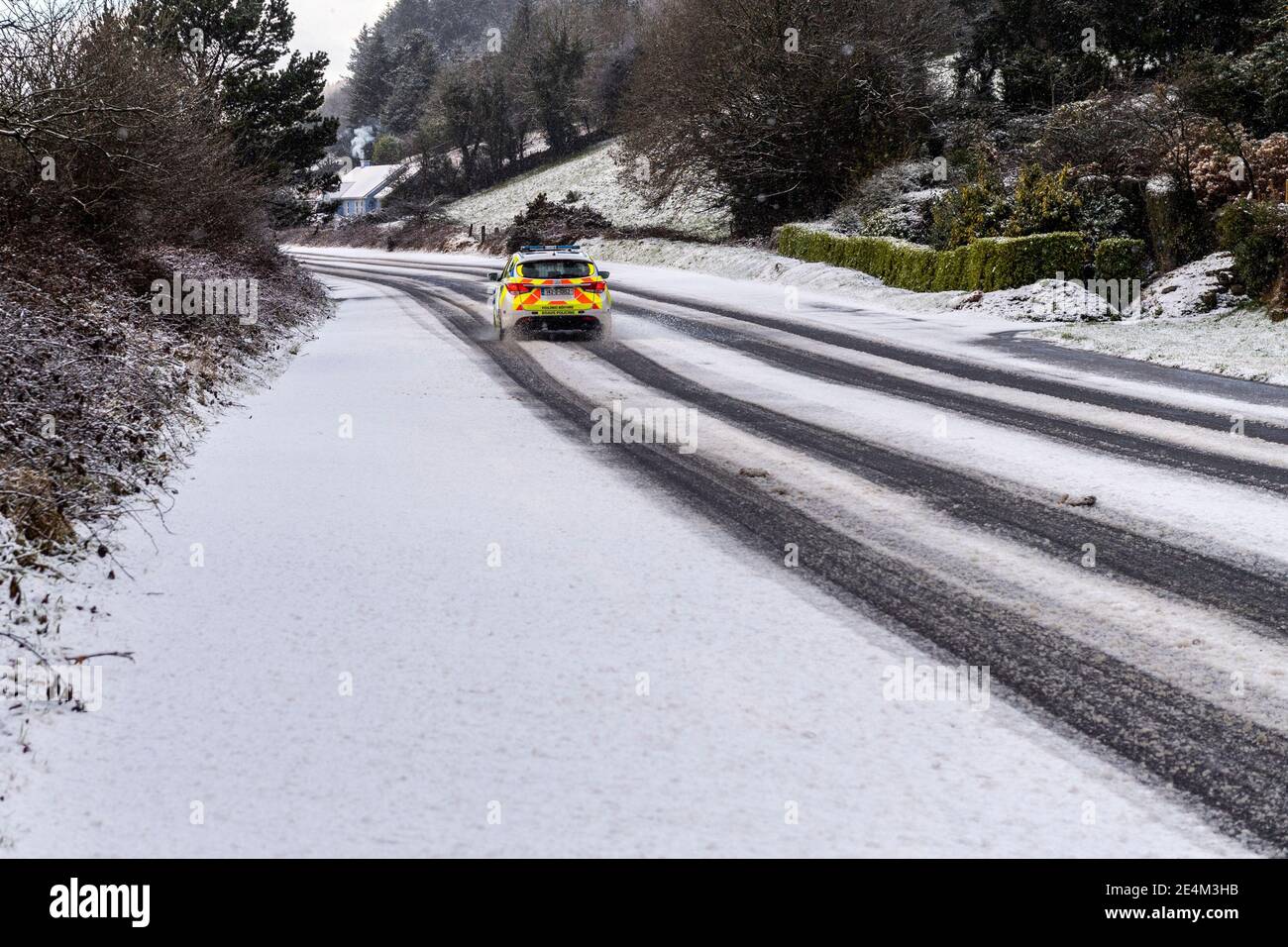 Dunmanway, West Cork, Irlanda. 24 gennaio 2021. Il sughero occidentale è stato colpito dalla neve pesante da notte e oggi. Là N71 vicino a Dunmanway era insidioso questa mattina. Credit: AG News/Alamy Live News Foto Stock