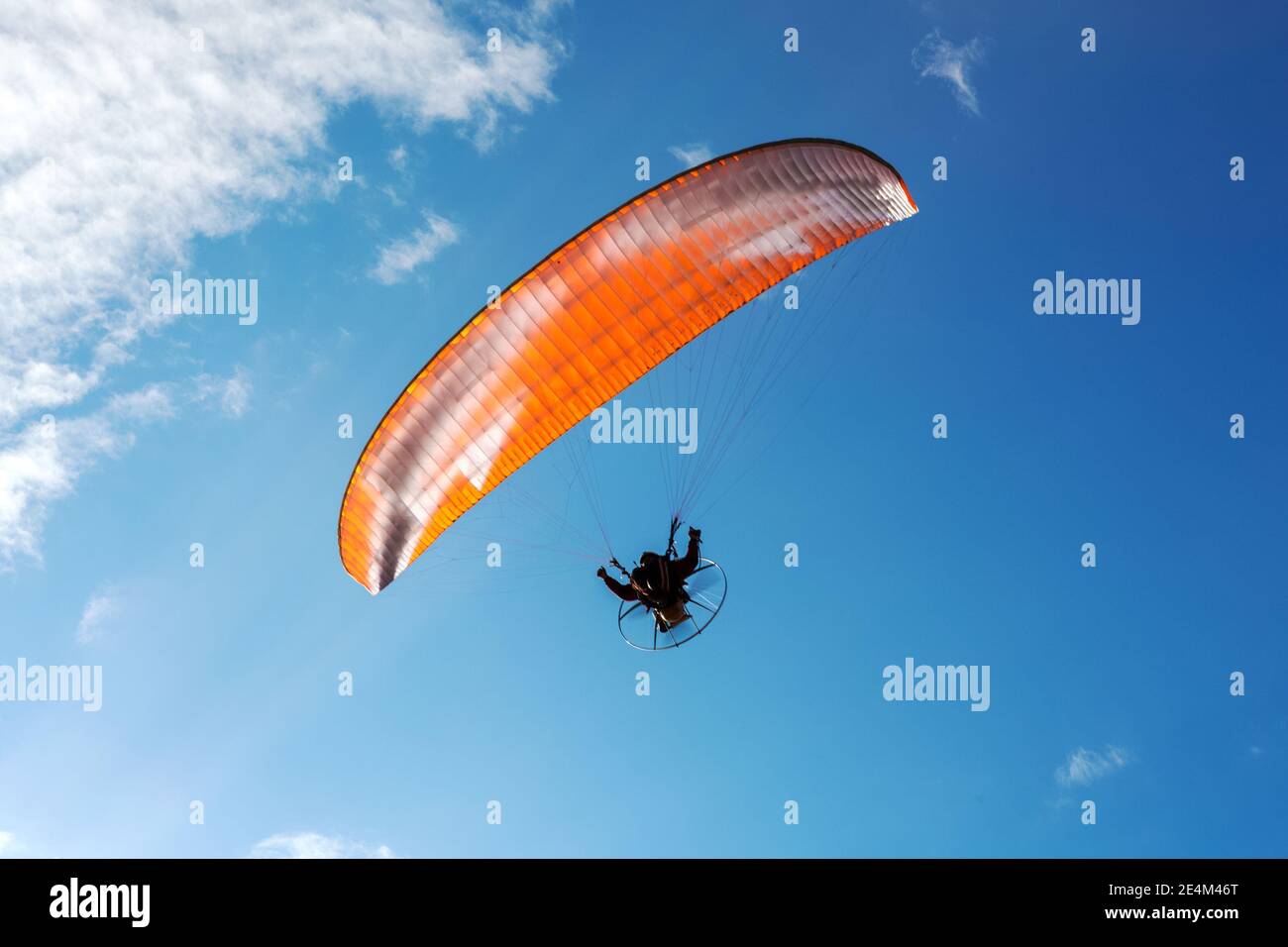 paracadute paracadutista su cielo. Volare con paramotore (parapendio) nel cielo blu Foto Stock
