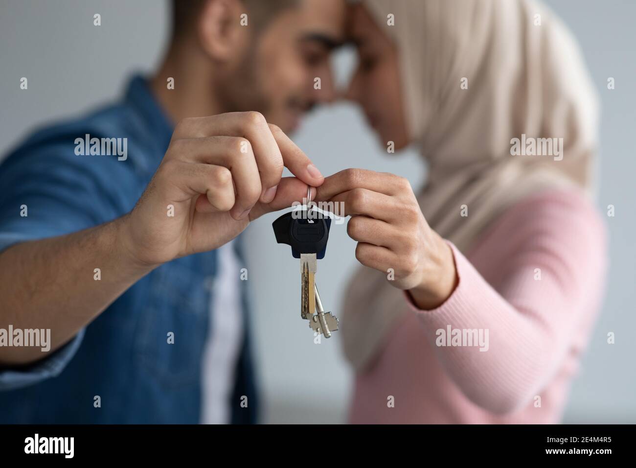Chiave in romantiche mani di coppia musulmana, primo piano Foto Stock