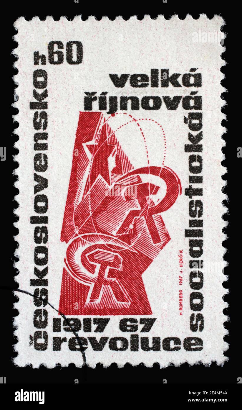 Francobollo stampato in Cecoslovacchia dedicato al 50° anniversario della Rivoluzione d'Ottobre Russa, circa 1967 Foto Stock