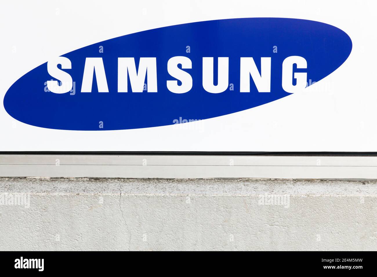 Villefranche, Francia - 13 marzo 2017: Logo Samsung su una parete. Samsung è un'azienda multinazionale di conglomerati sudcoreani Foto Stock