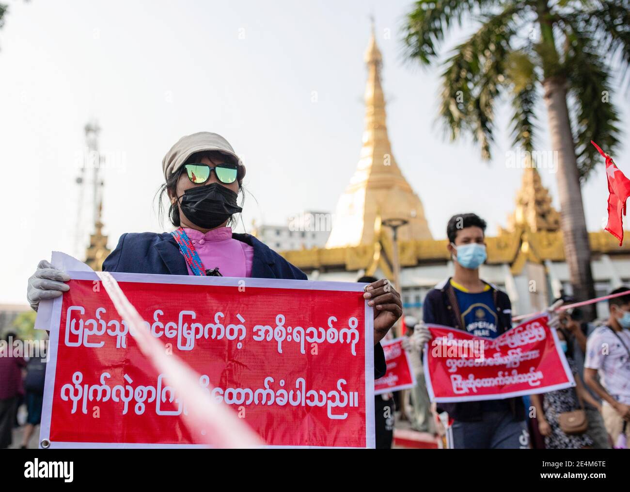 Yangon, Birmania. 24 gennaio 2021. I manifestanti della NLD (Lega nazionale per la democrazia) che indossano maschere tengono i banner durante la manifestazione.la gente partecipa a un raduno a sostegno del nuovo governo e della Commissione elettorale dell'Unione a Yangon. Credit: SOPA Images Limited/Alamy Live News Foto Stock