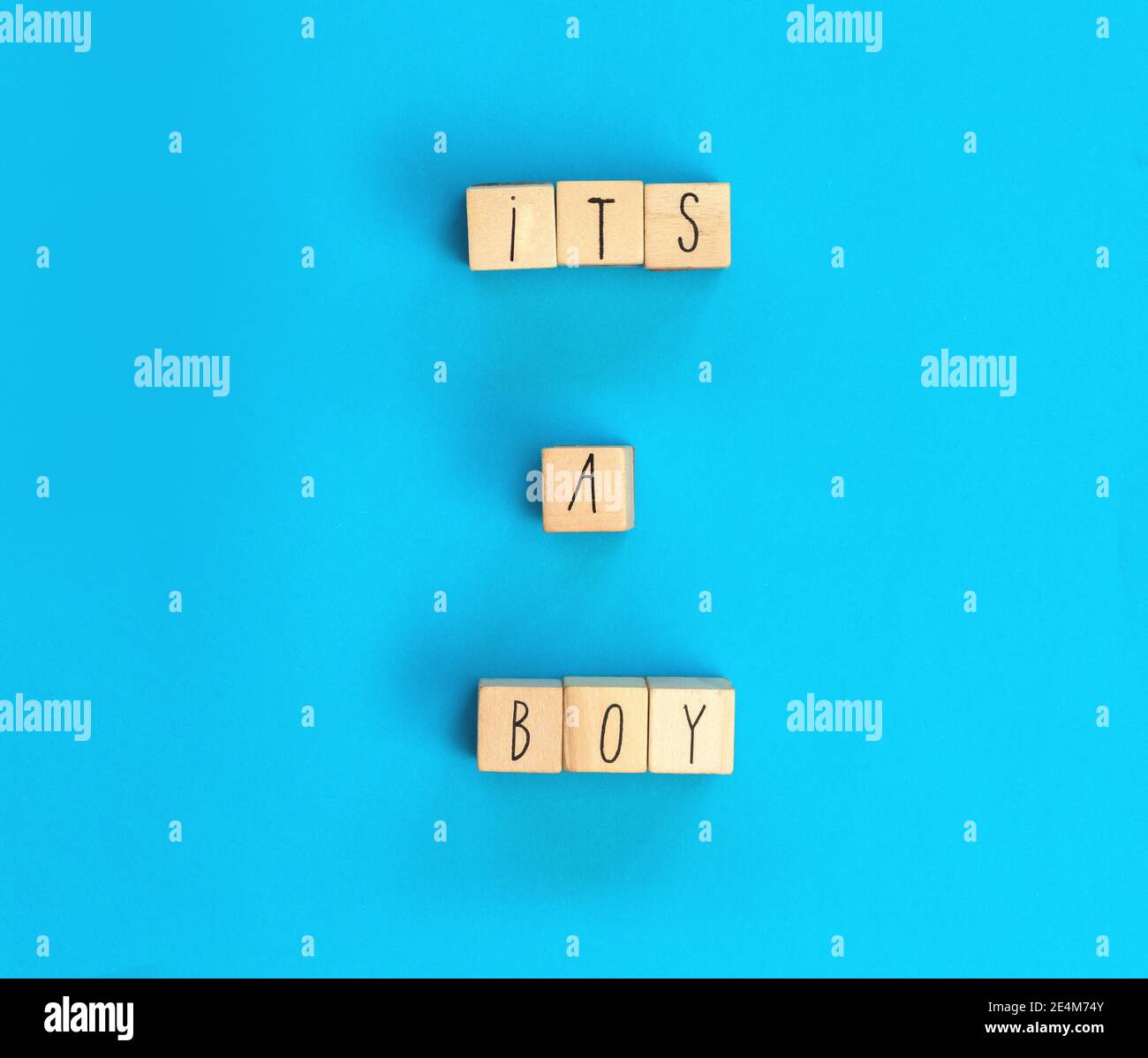 Il suo un testo Boy scritto con cubi di legno con sfondo blu pastello, Baby doccia o sfondo Nursery Baby annuncio. Disposizione piatta, spazio testo. Parte superiore Foto Stock