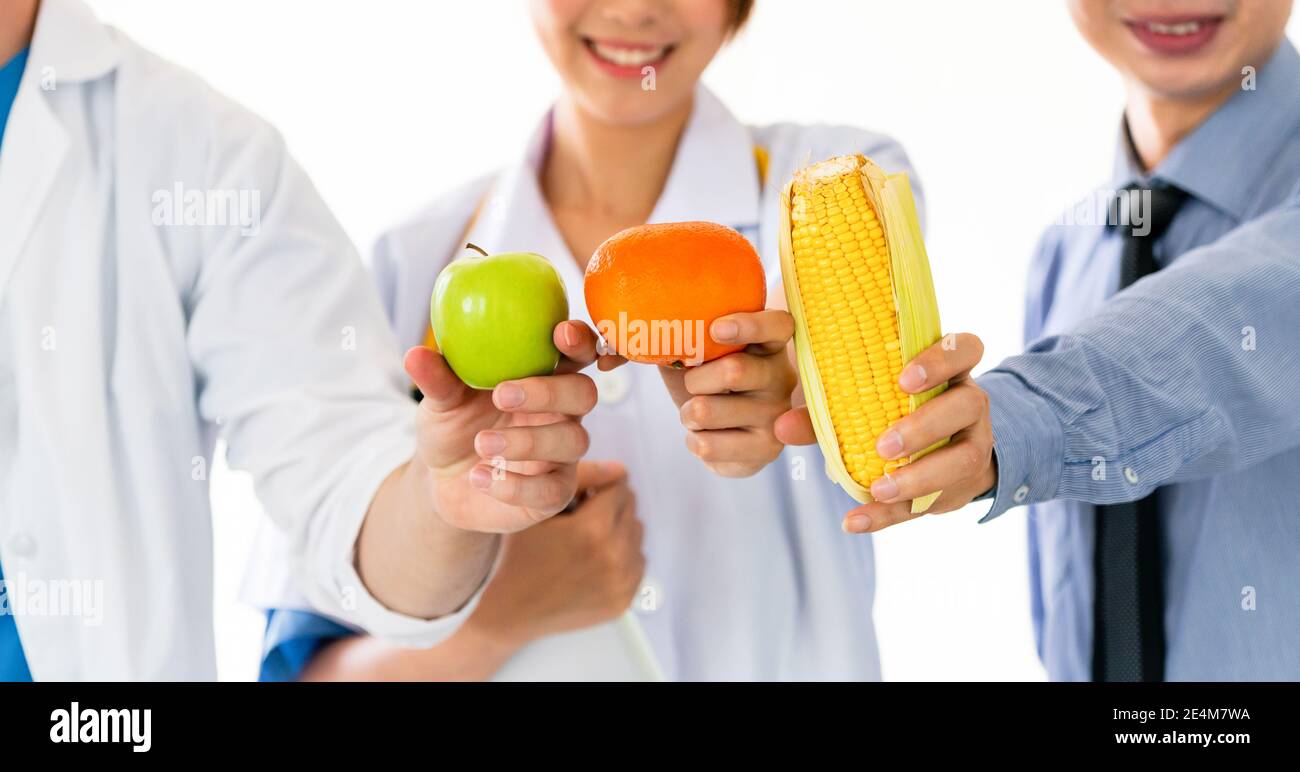 Gruppo di nutrizionisti presentando il cibo della dieta di frutta e verdura per controllo colesterolo che mostra la consapevolezza e la prevenzione della malattia di cuore. Un sano Foto Stock