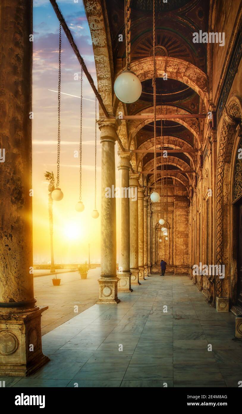 Arco e colonne della Moschea Muhammad Ali al Cairo Foto Stock