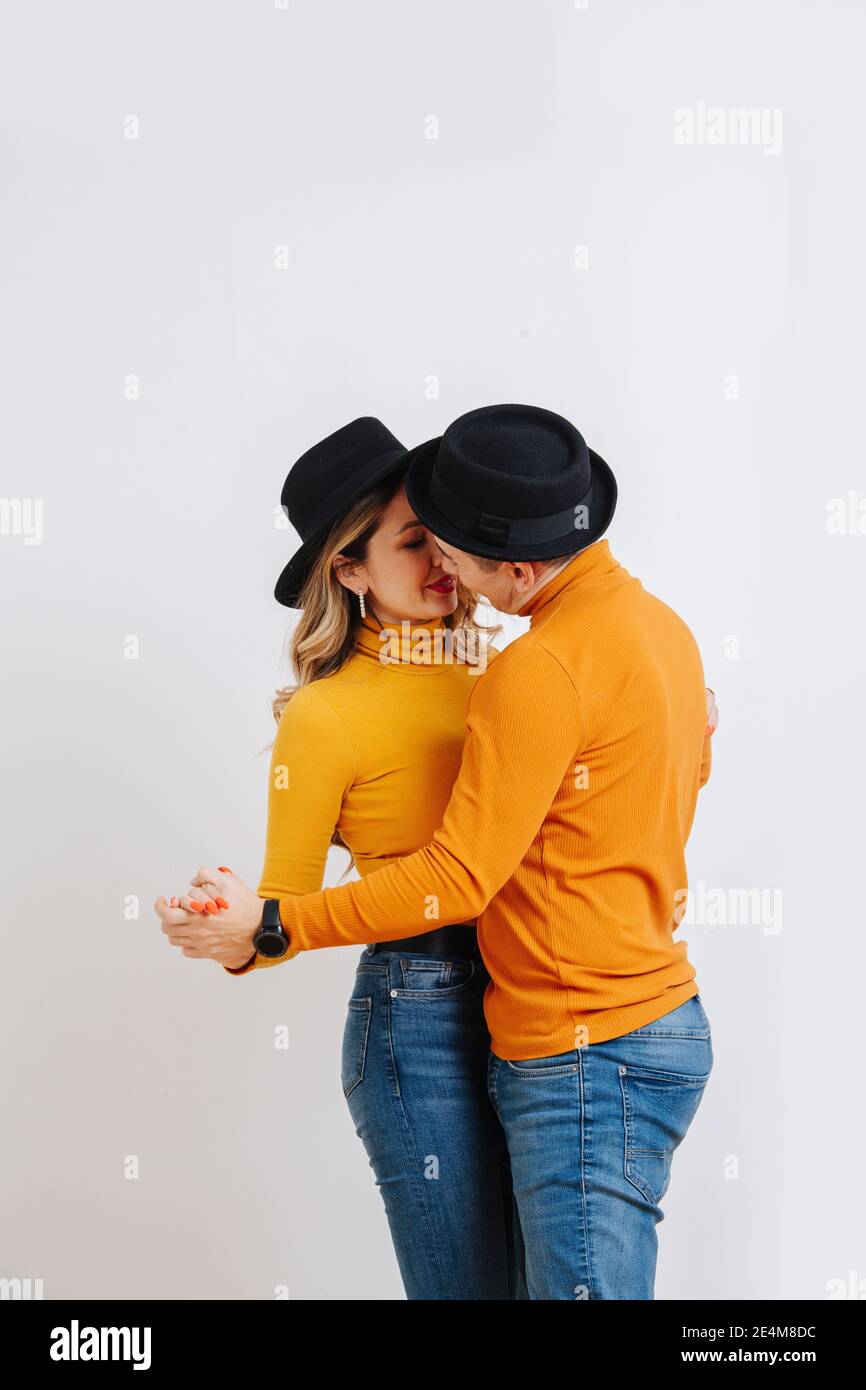 La coppia in amore danza sullo sfondo del parete grigia Foto Stock