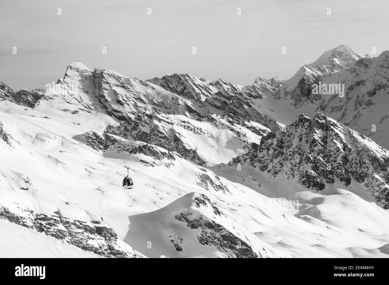 Gondola nelle alpi svizzere circondata da cime innevate. Foto di alta qualità Foto Stock