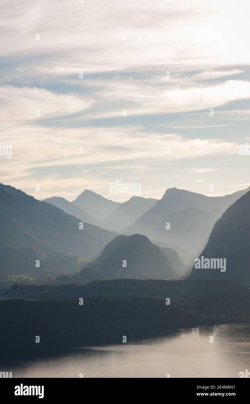 atmosfera serale sul lago thun, vista sulle silhouette di montagna circostanti in tonalità blu tenue. Foto di alta qualità Foto Stock