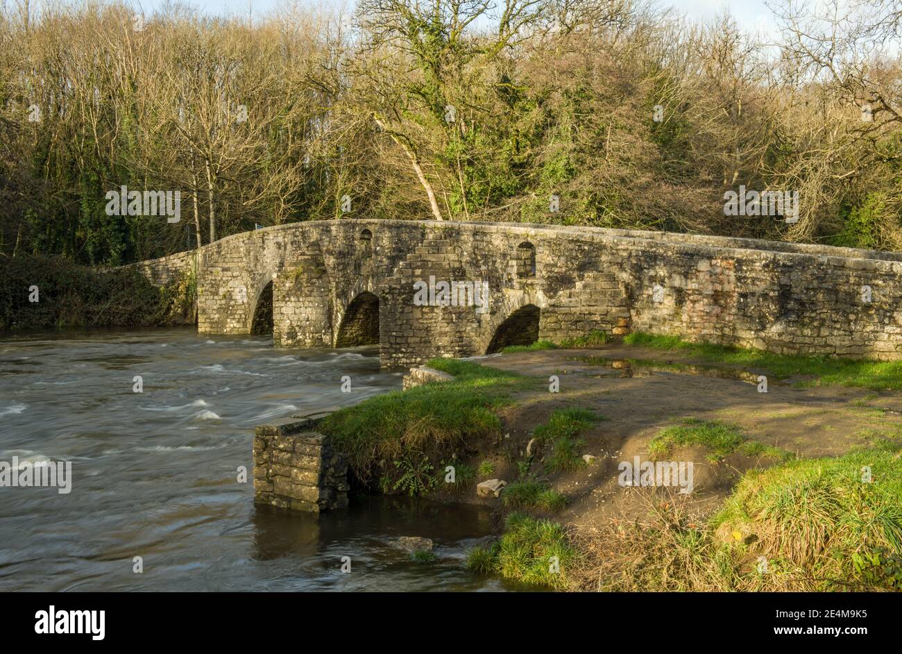 Il vecchio ponte di immersione delle pecore di pietra sul fiume Ogmore Vicino Marthyr Mawr in Bridgend County Borough Council. Il ponte buchi era di spingere le pecore Foto Stock