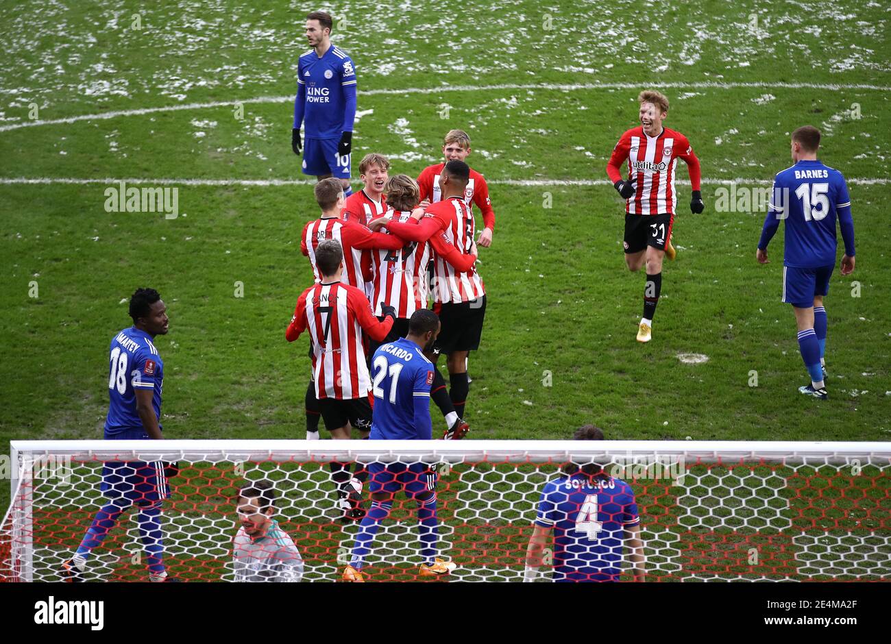 Brentford's Mads Bech Sorensen (al centro) celebra il primo gol del suo fianco con i compagni di squadra, mentre James Maddison (top) di Leicester City si è sfidato durante la quarta partita degli Emirates fa Cup al Brentford Community Stadium di Londra. Data immagine: Domenica 24 gennaio 2021. Foto Stock