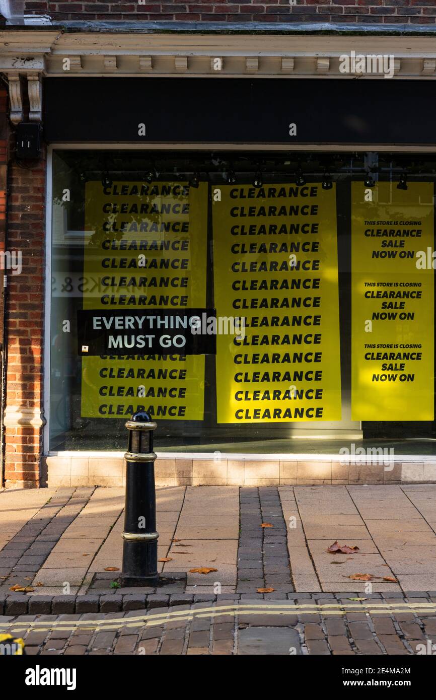 La liquidazione e tutto deve andare segni in una vetrina nel centro di York, come la crisi del virus Corona colpisce siti al dettaglio nel 2020. Foto Stock