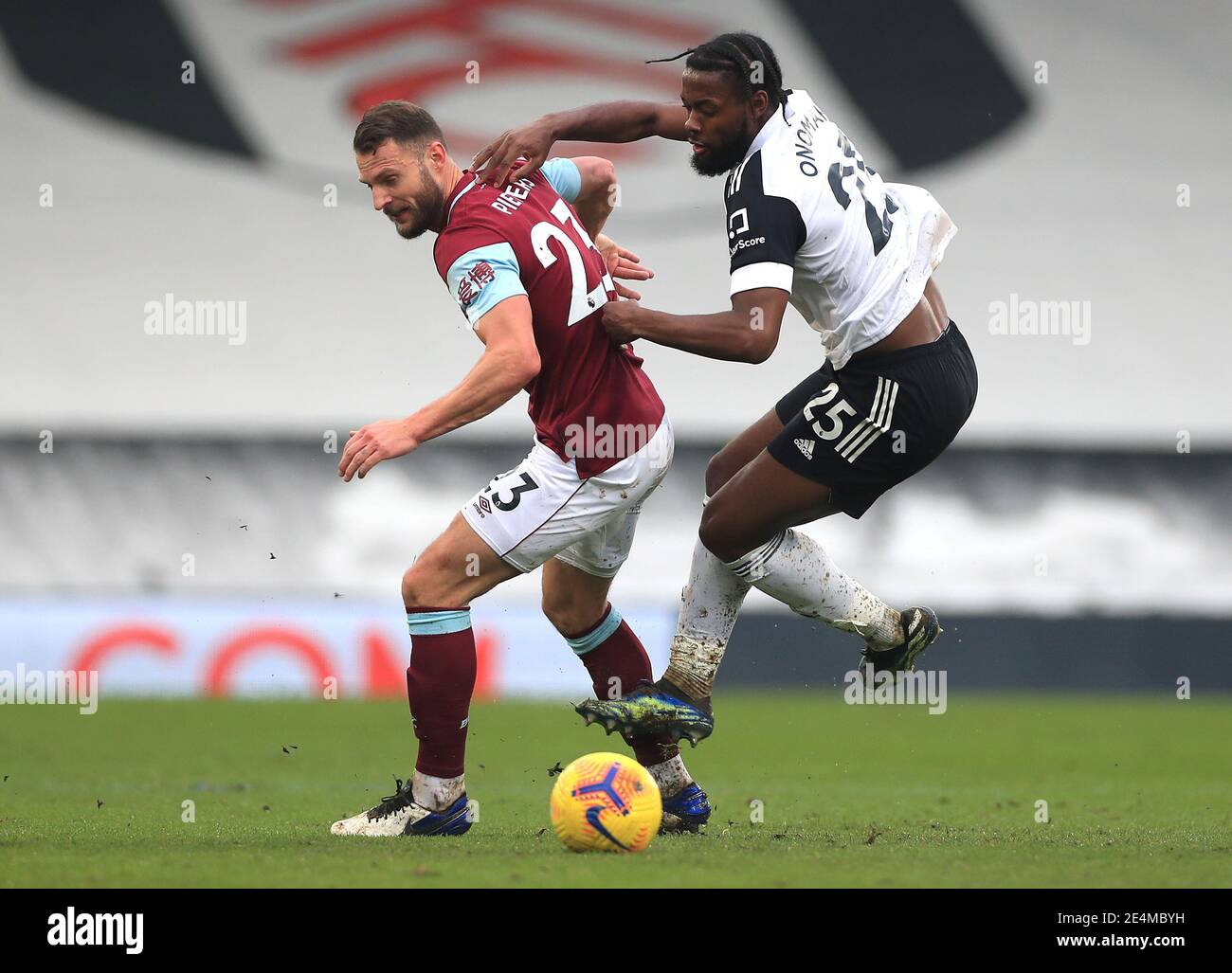 Erik Pieters di Burnley (a sinistra) e Josh Onomah di Fulham combattono per la palla durante la quarta partita della Emirates fa Cup a Craven Cottage, Londra. Data immagine: Domenica 24 gennaio 2021. Foto Stock