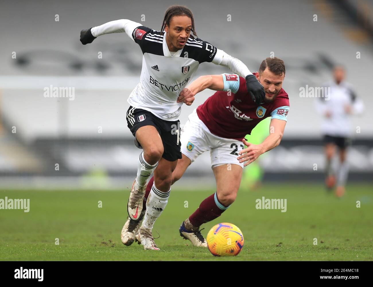 Fulham's Bobby Decordova-Reid (a sinistra) e Burnley's Erik Pieters combattono per la palla durante la quarta partita della fa Cup Emirates a Craven Cottage, Londra. Data immagine: Domenica 24 gennaio 2021. Foto Stock