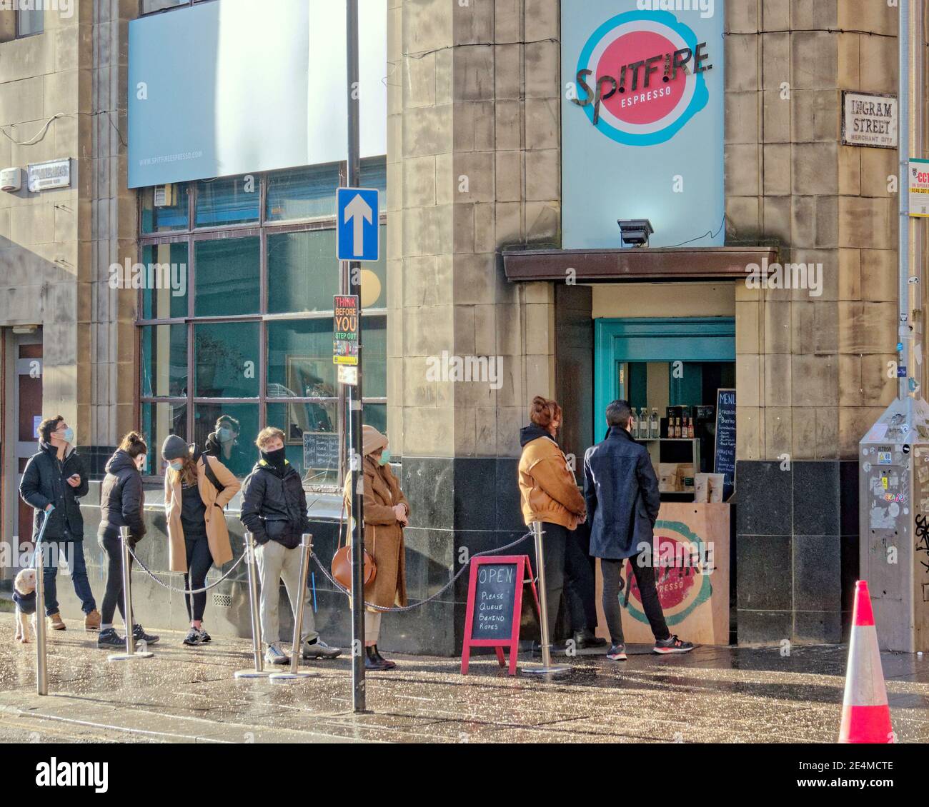 Glasgow, Scozia, Regno Unito. 24 gennaio 2021Lockdown Domenica era occupato come strade deserte di Sabato mattina nelle aree commerciali del centro città piena di persone con poco da fare, ma la coda per il cibo da asporto caffè e caffè caffè caffè caffè caffè caffè caffè caffè, ma almeno il sole ha portato un umore felice in città. Credit Gerard Ferry/Alamy Live News Foto Stock