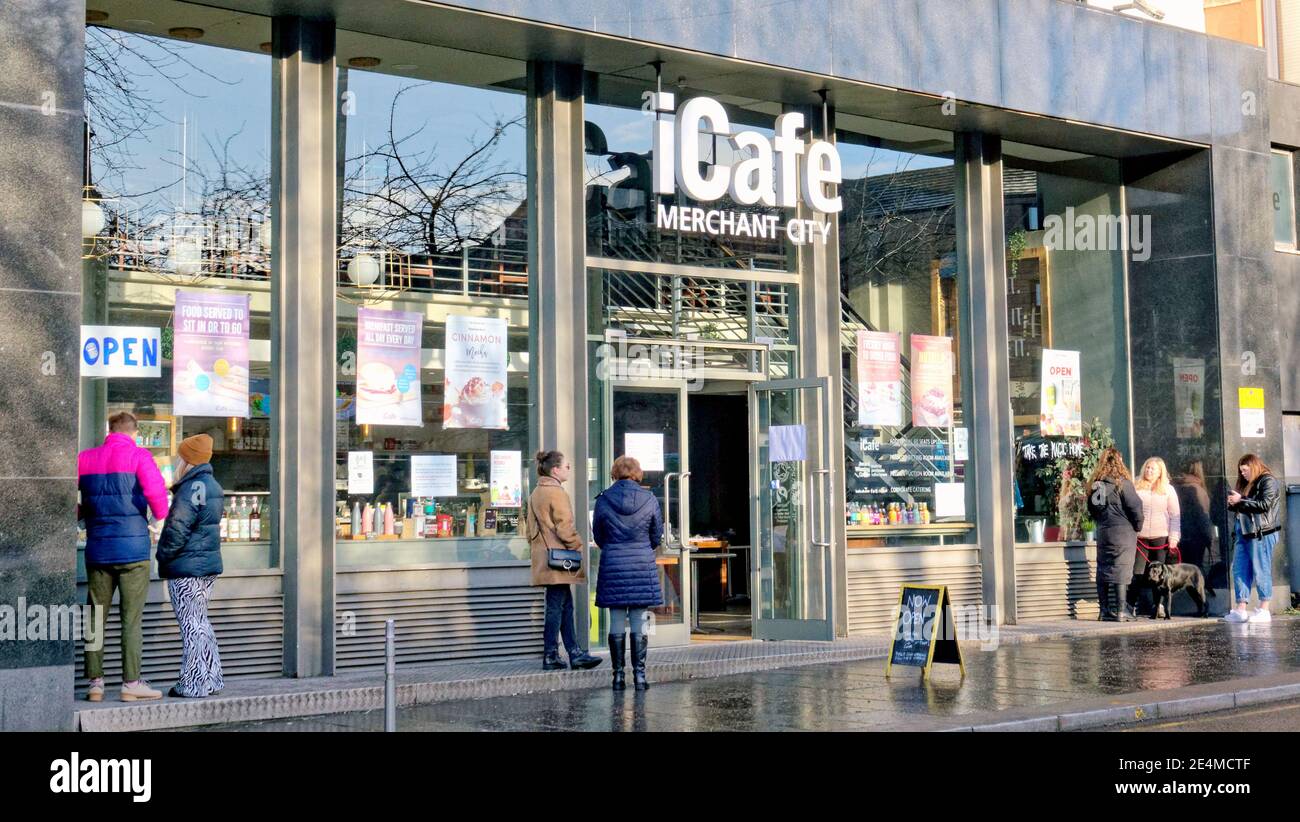 Glasgow, Scozia, Regno Unito. 24 gennaio 2021Lockdown Domenica era occupato come strade deserte di Sabato mattina nelle aree commerciali del centro città piena di persone con poco da fare, ma la coda per il cibo da asporto caffè e caffè caffè caffè caffè caffè caffè caffè caffè, ma almeno il sole ha portato un umore felice in città. Credit Gerard Ferry/Alamy Live News Foto Stock