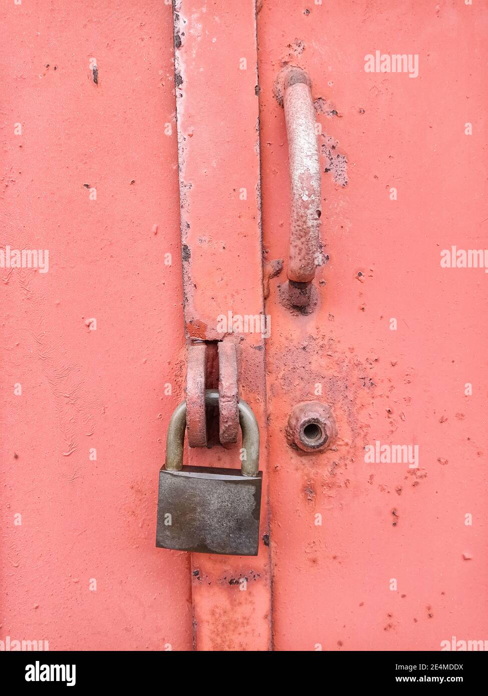 vecchia serratura su una porta del ferro da stiro da vicino Foto Stock