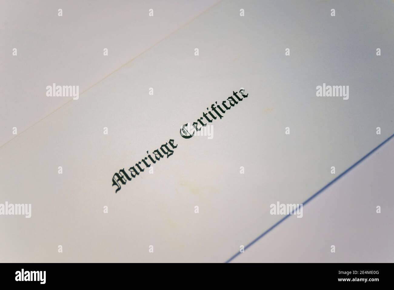 Busta del certificato di matrimonio. Busta bianca comune stampata con il testo certificato di matrimonio Foto Stock