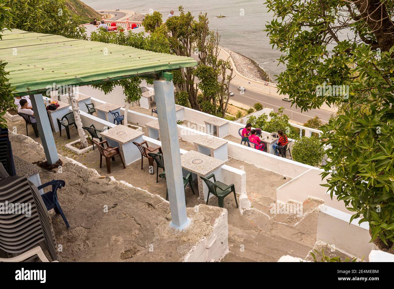 Terrazze del Cafe Hafa, un popolare caffè all'aperto che si affaccia sul Mar Mediterraneo a Tangeri, Marocco Foto Stock