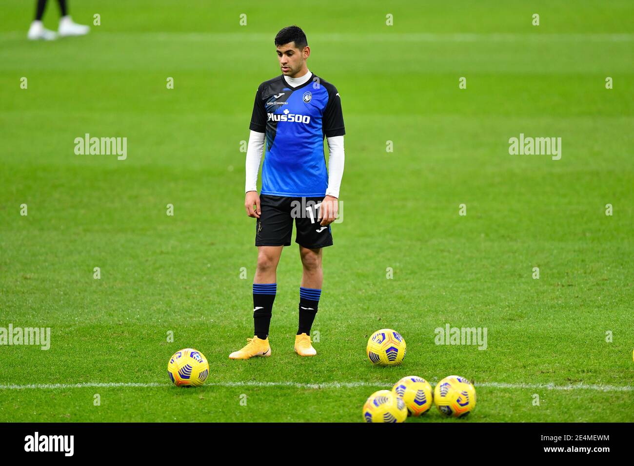 Milano, Italia. 23 gennaio 2021. Cristian Romero (17) di Atalanta ha visto durante il warm up per la Serie UNA partita tra AC Milano e Atalanta a San Siro a Milano. (Photo Credit: Gonzales Photo/Alamy Live News Foto Stock