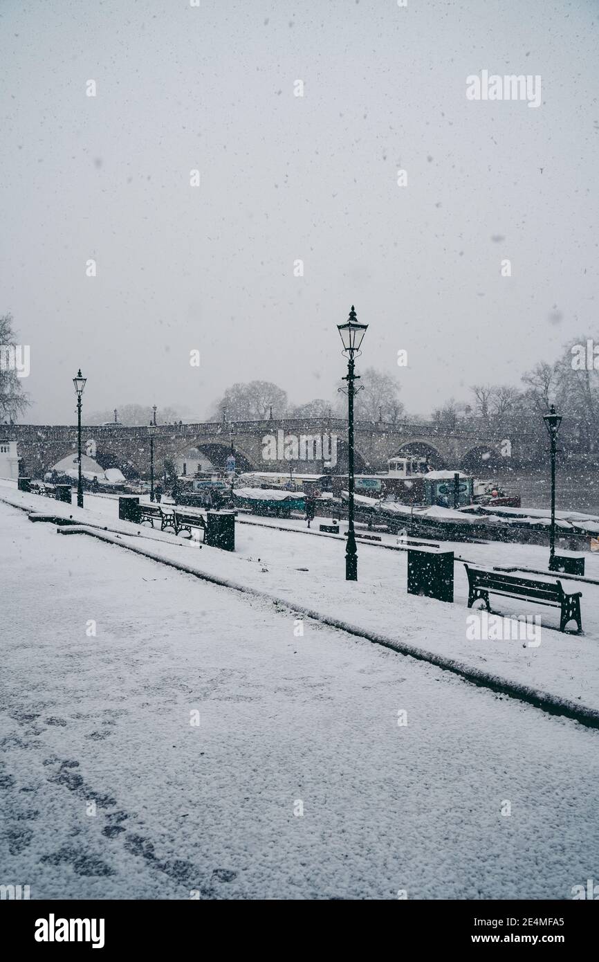 Richmond Upon Thames, Londra | UK - 2021.01.24: Beautiful West London Embankment coperto di neve il freddo Domenica mattina Foto Stock