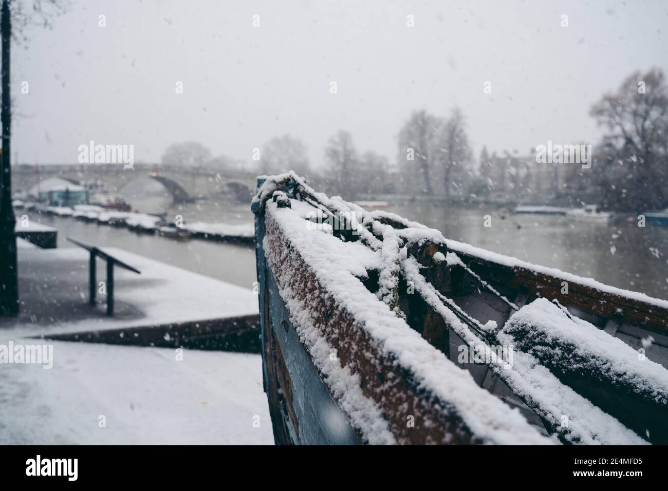 Richmond Upon Thames, Londra | UK - 2021.01.24: Beautiful West London Embankment coperto di neve il freddo Domenica mattina Foto Stock