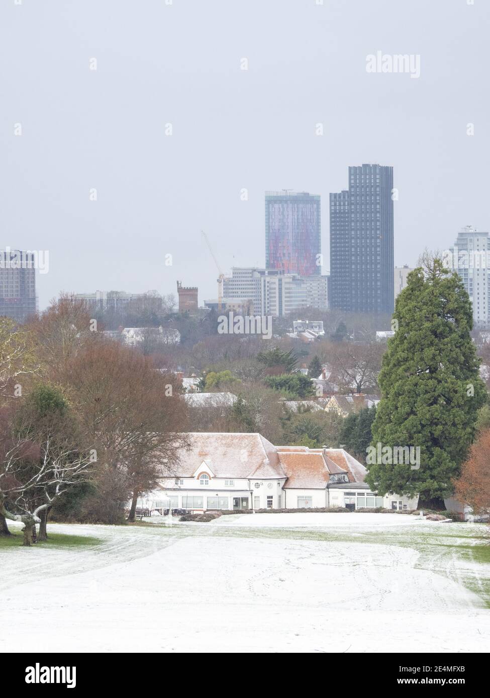 CROYDON, UK - 24 JUANARY 2020: Una vista del centro di Croydon nella neve guardando da Croham Hurst, Croydon Sud, Londra. Foto Stock