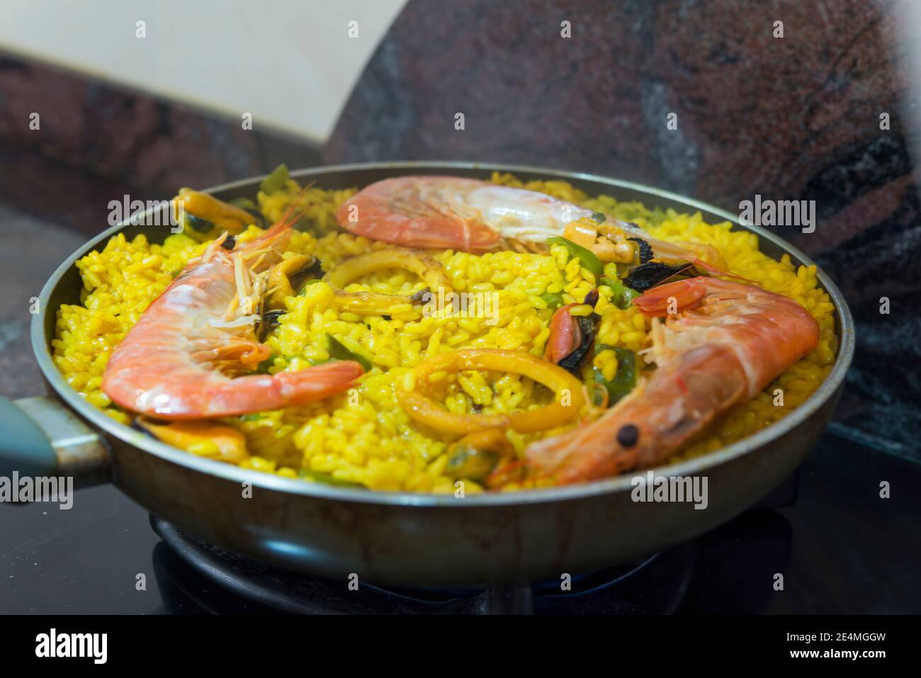 Paella cibo tipico spagnolo su fondo di granito Foto Stock
